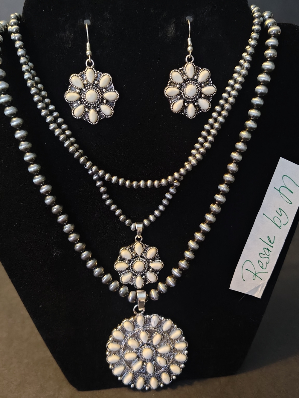White Floral Pendant Necklace & Earring Set